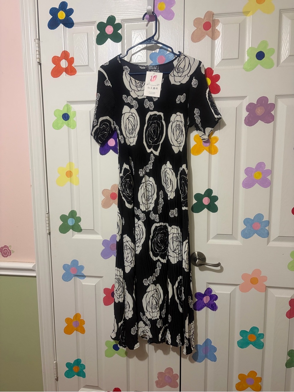 Black & White Floral Midi Dress. Elegant. NWT. H46 in.,Bust 21 in. Stretching.